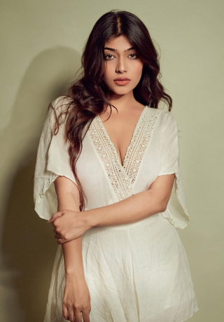 A Sensual Haven Awaits You Escort Veena Festival City. 4